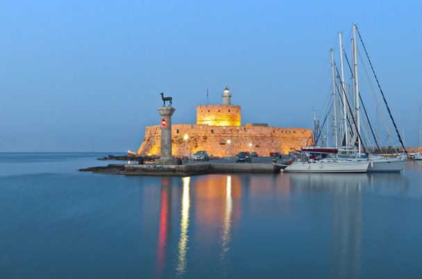 Vista geral e marcos da cidade medieval e castelo da ilha de Rodes, na Grécia
 - Foto, Imagem