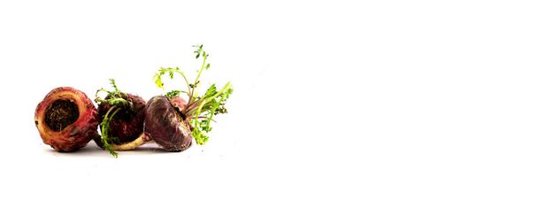 Maca. Racine péruvienne pour la vitalité, l'énergie et la santé. Maca péruvienne rouge en fond blanc. - Photo, image