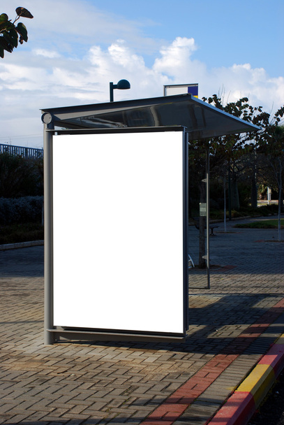 Een blanco wit bord op busstation - Foto, afbeelding