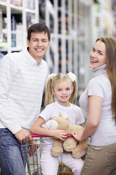 μια ευτυχισμένη οικογένεια με ένα παιδί σε ένα κατάστημα - Φωτογραφία, εικόνα
