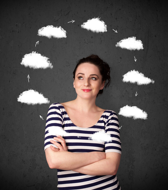 Nuori nainen ajattelee pilvi verenkiertoa hänen päänsä ympärillä
 - Valokuva, kuva