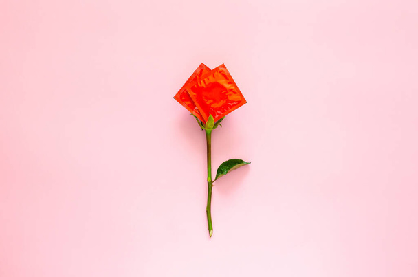 Dois pacotes de preservativo definidos como forma de amor e rosa flor para o sexo seguro mínimo, saúde sexual mundial e conceito de dia de aids. - Foto, Imagem