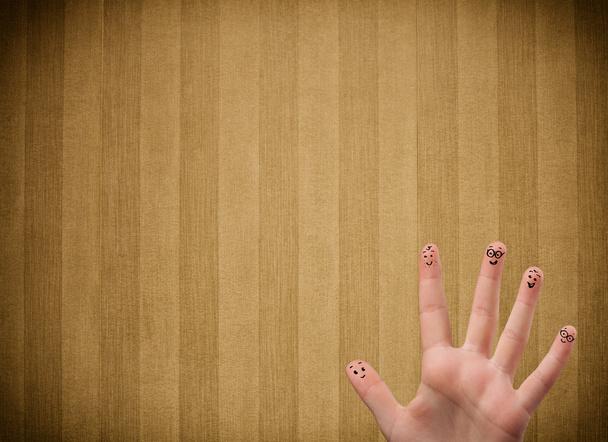 Klasik çizgili duvar kağıdı arkaplanlı mutlu parmak gülümsemeleri - Fotoğraf, Görsel