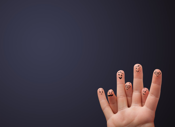 Mutlu gülen parmaklar boş duvar telif alanına bakıyor - Fotoğraf, Görsel