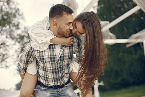 Beautiful couple spend time in a summer park - Foto, Imagen