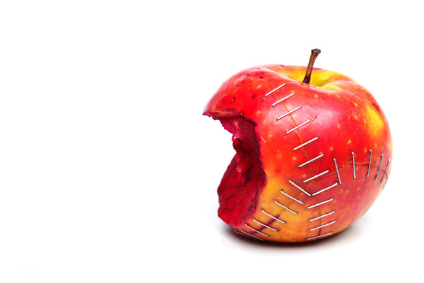 Μήλο δαγκωμένο και έραβαν ΓΤΟ - Φωτογραφία, εικόνα