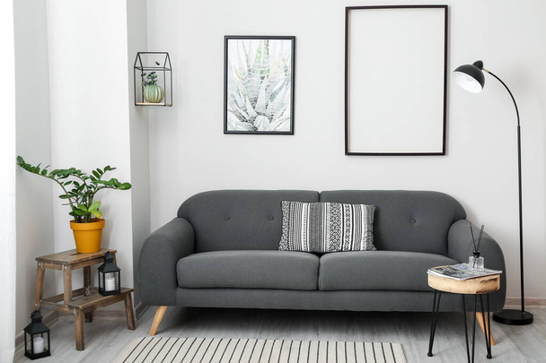 快適なソファ付きのスタイリッシュなリビングルームのインテリア - 写真・画像
