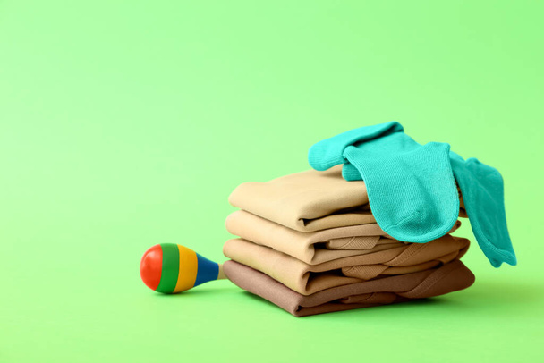 Joukko vauvan vaatteita ja asusteita värillä taustalla - Valokuva, kuva