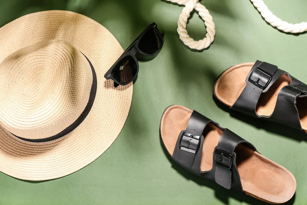 Renkli arka planda şapka, güneş gözlüğü ve ayakkabılar - Fotoğraf, Görsel