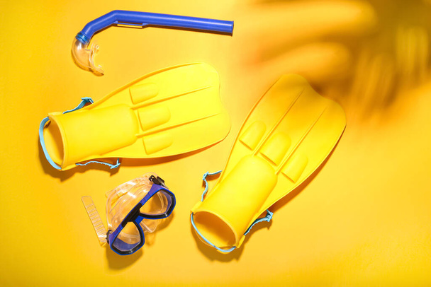 Aletas, máscara de snorkel y tubo sobre fondo de color - Foto, Imagen