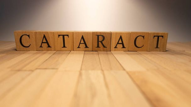 Das Wort Katarakt wurde aus hölzernen Buchstabenwürfeln erschaffen. Krankheit und Gesundheit - Foto, Bild