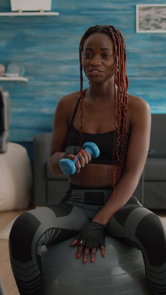 Entraîneur femme athlétique étirant les muscles du corps enregistrement matin séance d'entraînement de yoga - Photo, image