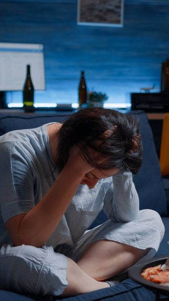Frustrada estressada mulher solteira com dor de cabeça sentindo-se vulnerável - Foto, Imagem