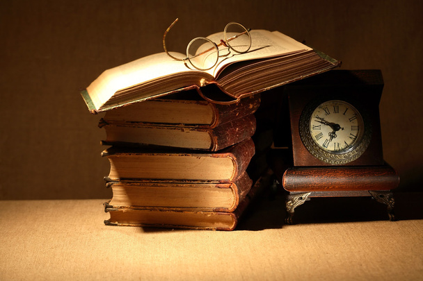 livros e relógio
 - Foto, Imagem