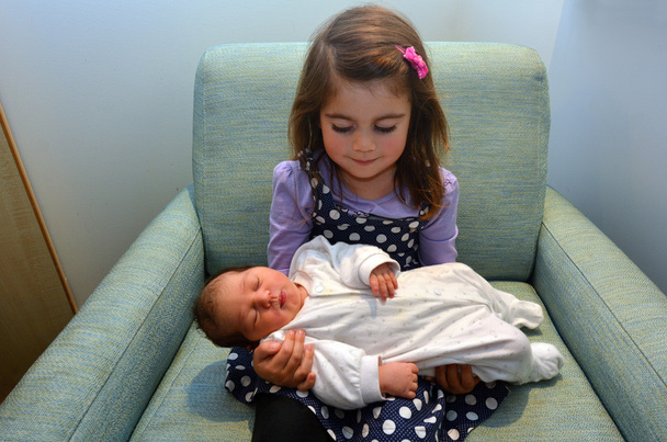 malá holčička a novorozence sestrou - Fotografie, Obrázek