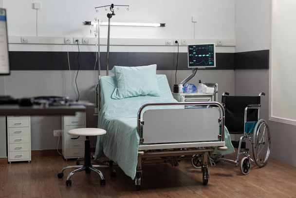 Lege ziekenhuiskamer met niemand erin met een eenpersoonsbed - Foto, afbeelding