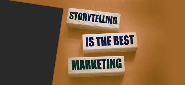 Hikaye anlatmak ahşap bloklardaki en iyi pazarlama kelimesidir. Motivasyon pazarlama iskele reklamcılığı konsepti. - Fotoğraf, Görsel