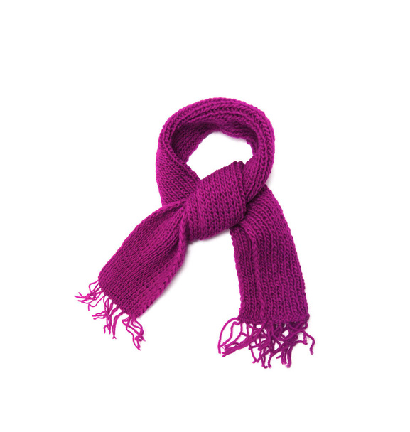 Розовый вязаный шарф на белом фоне. - Фото, изображение