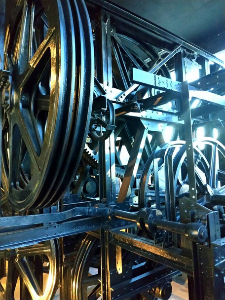 Деталь колес на гондольных подъемных станциях. Канатная дорога Sugarloaf Mountain, Рио-де-Жанейро, Бразилия - Фото, изображение