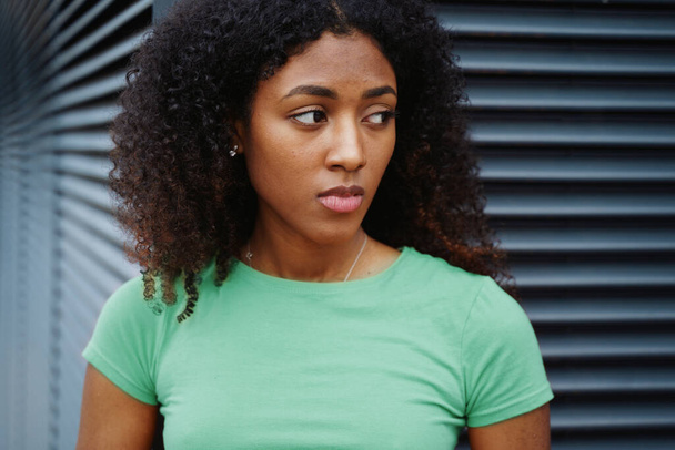 Una sola giovane donna nera che si sente triste e blu - Foto, immagini