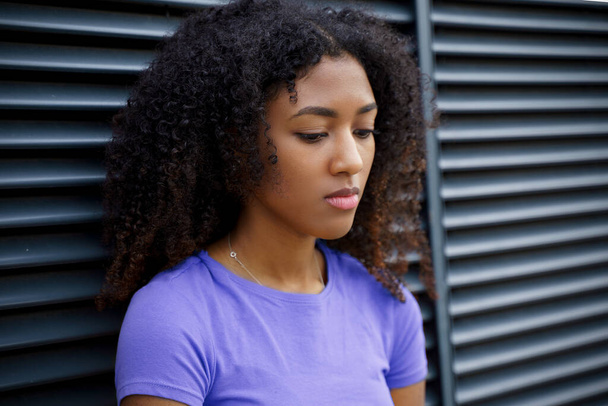 Portret samotnej czarnej dziewczyny odczuwającej smutek i cierpienie - Zdjęcie, obraz