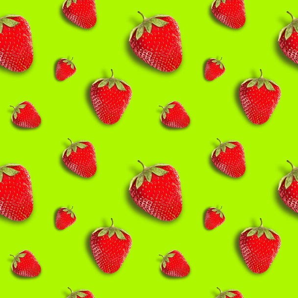 Reife, saftige Erdbeeren auf hellem Hintergrund. Nahtloser Hintergrund. - Foto, Bild