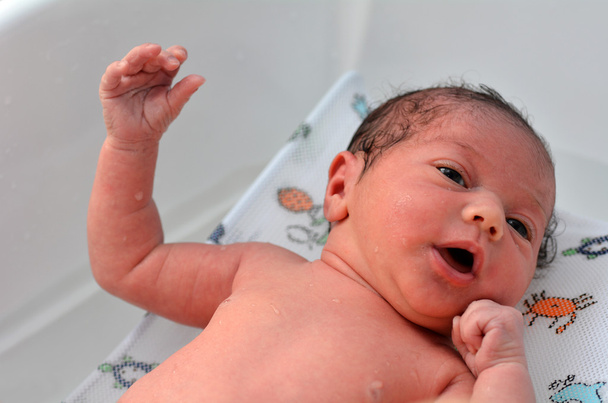 vastasyntynyt vauva pinnasängyssä - Valokuva, kuva