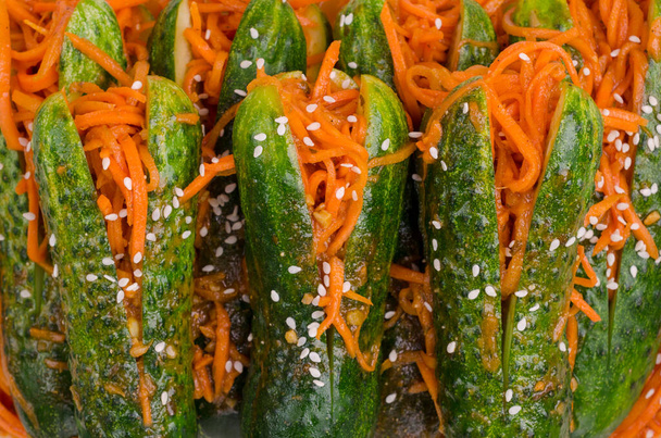 Pepinos fermentados con zanahorias y especias. Cocina tradicional asiática. Enfoque selectivo. - Foto, Imagen