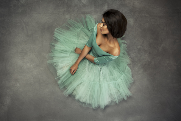 tyylikäs brunette vihreä mekko poseeraa studiossa
 - Valokuva, kuva