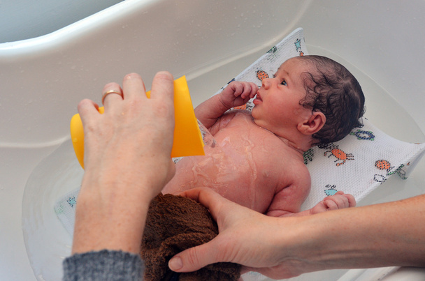 pasgeboren baby in een wieg - Foto, afbeelding