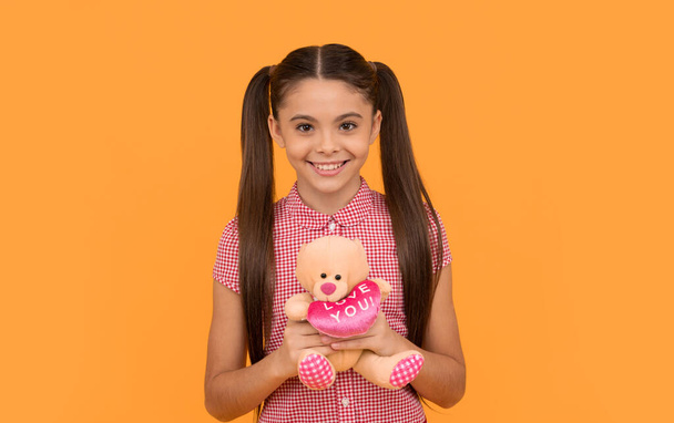 Buď můj Valentýn. usmívající se dítě drží medvědí hračku. koncept hračkářství. štěstí z dětství. dárek s láskou. - Fotografie, Obrázek