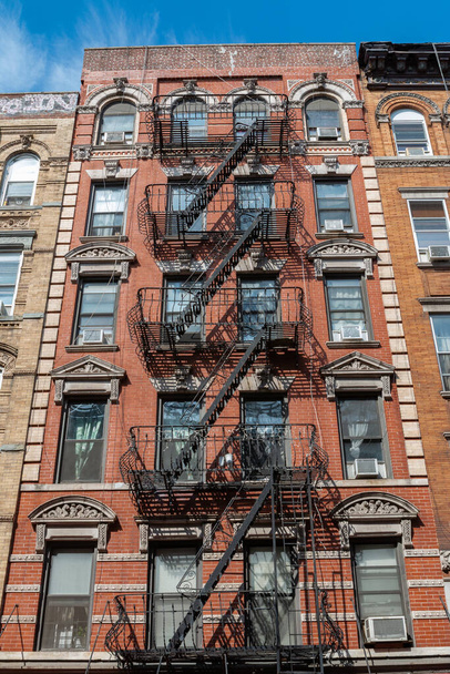 Edifici di Brooklyn. Mattoni esposti e scale antincendio. New York City. - Foto, immagini