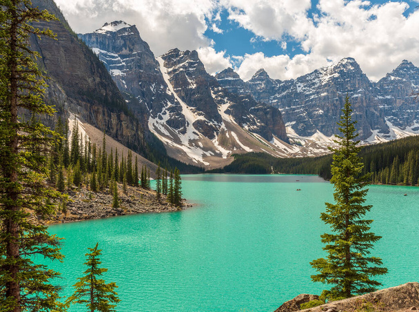 Beautiful view of Moraine Lake tourist attraction in Banff National Park. - Foto, imagen