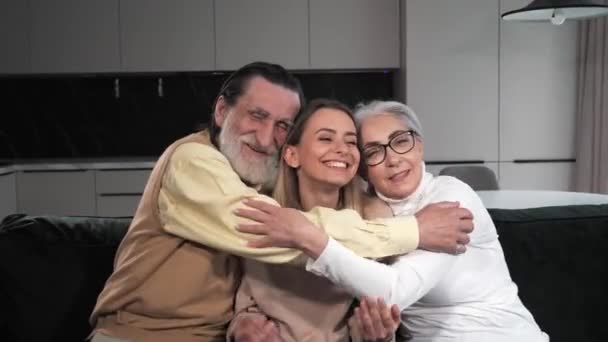 Familia feliz abuela, abuelo y nieta adulta abrazando. - Imágenes, Vídeo
