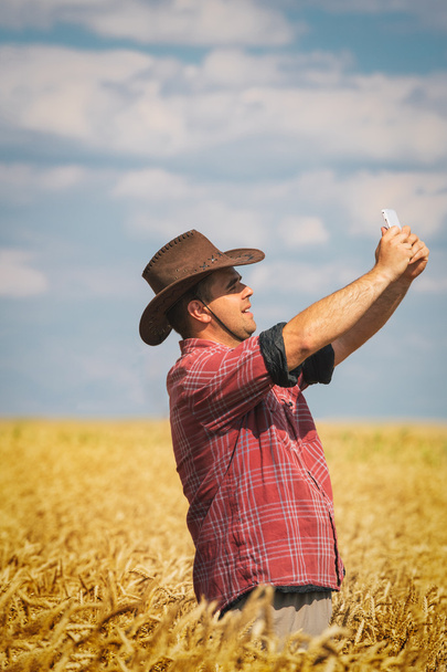 Farmer in wheat field - Foto, immagini