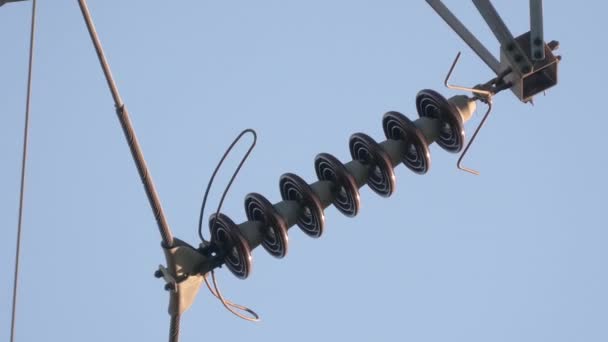 Schöne Aufnahme eines Hochspannungsmastes mit Kabeln und einem Isolator. - Filmmaterial, Video