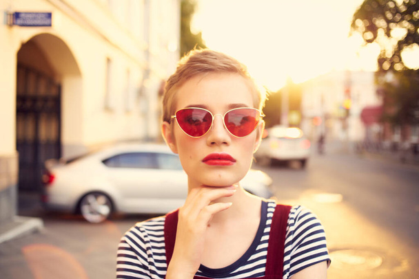 mujer con gafas de sol caminando por la ciudad casa de verano - Foto, Imagen