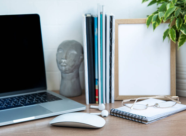 Рабочий стол. Ноутбук с офисными принадлежностями на столе. - Фото, изображение