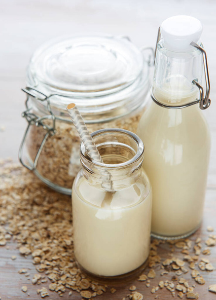 Vegan non dairy alternative milk. Oat flakes milk  - Foto, immagini