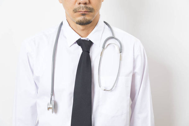 Заголовок вродливого азіатського лікаря з стетоскопом на білому тлі. - Фото, зображення