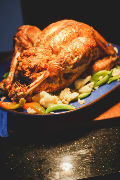 Pollo crujiente dorado al horno entero en una sartén cocida con papas - Foto, imagen