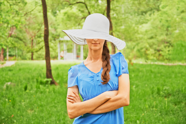 fiatal nő, divatos kalap - Fotó, kép