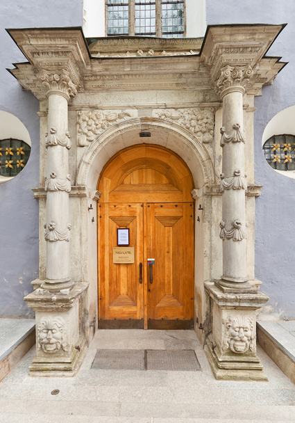 Portal da Igreja de São Nicolau (XIII c.). Tallinn, Estónia
 - Foto, Imagem