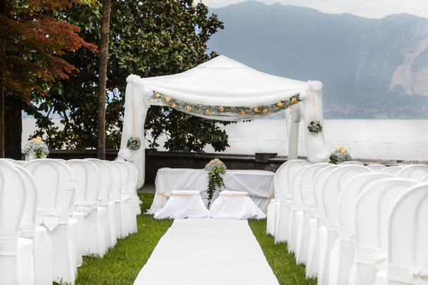 Свадебная церемония в прекрасном саду - Фото, изображение