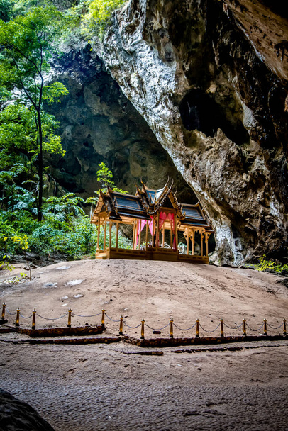 Cueva de Phraya Nakhon, templo del pabellón de Khua Kharuehat en el parque nacional de Khao Sam Roi Yot en Prachuap Khiri Khan, Tailandia - Foto, Imagen