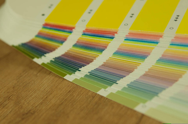 Színes útmutató spektrum swatch minták puha színes fa háttér - Fotó, kép