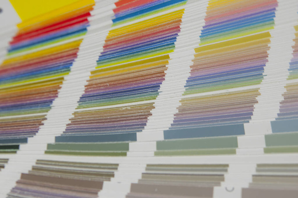 Kleur gids spectrum staal kleurrijk op witte achtergrond - Foto, afbeelding
