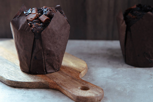 Muffin au chocolat fait à la main sur planche en bois - Photo, image