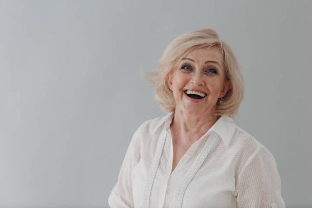 Anziani caucasico vecchia donna anziana ridere ritratto grigio capelli ritratto. - Foto, immagini