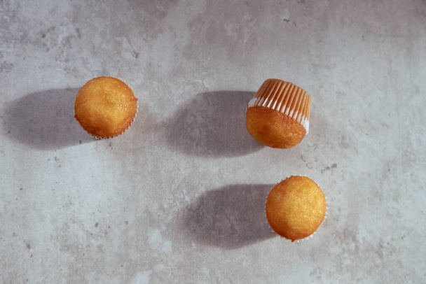 trois petits cupcakes sur table en ciment - Photo, image